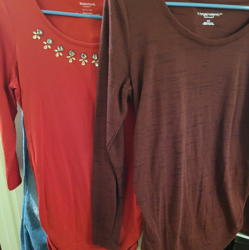 2 Maternity tops, 1 long sleeve and 1 3/4 sleeve. Maternity over belly jeans. S